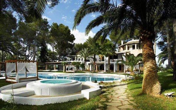 Gardens, pool and daybeds around the house